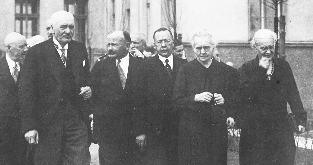 Maria Skłodowska-Curie i prezydent Ignacy Mościcki podczas otwarcia Instytutu Radowego w Warszawie /AP /East News