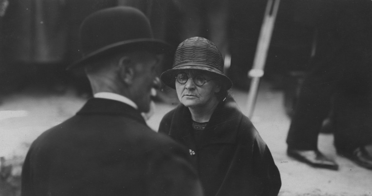 Maria Skłodowska-Curie podczas rozmowy z prezydentem RP Stanisławem Wojciechowskim. Uroczystość poświęcenia kamienia węgielnego pod budowę Instytutu Radowego imienia Skłodowskiej-Curie. Rok 1925 /Z archiwum Narodowego Archiwum Cyfrowego