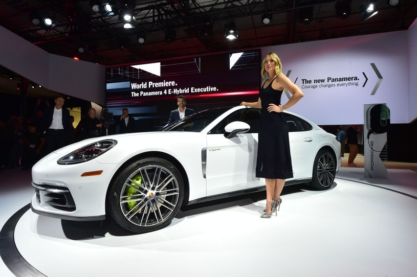 Maria Szarapowa na stoisku Porsche podczas targów w Los Angeles 2016 /AFP