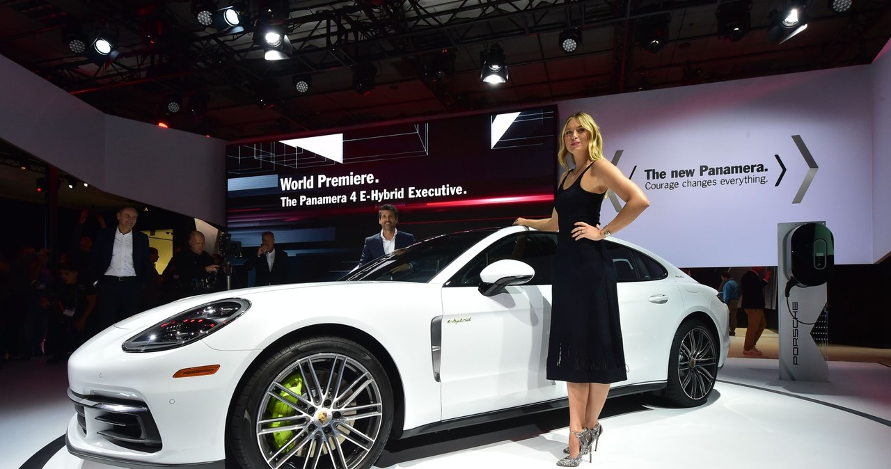 Maria Szarapowa na stoisku Porsche podczas targów w Los Angeles 2016 /AFP