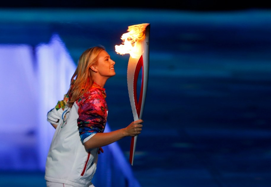 Maria Szarapowa niesie pochodnię olimpijską /BARBARA WALTON /PAP/EPA