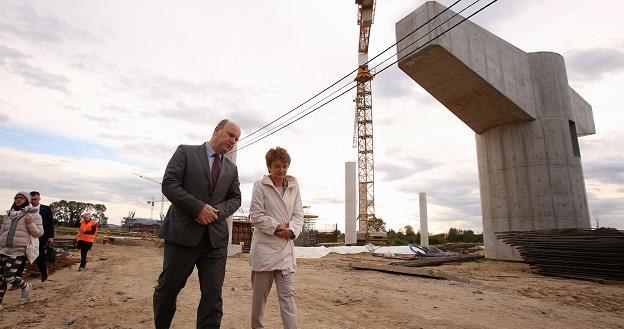 Maria Wasiak (P) podczas wizyty na budowie S7 - wschodniej obwodnicy Krakowa /PAP