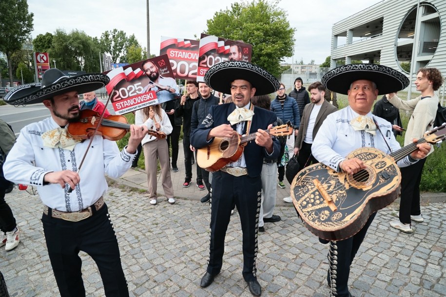 Mariachi tuż przed debatą prezydencką towarzyszyli Krzysztofowi Stanowskiemu /Anita Walczewska /East News