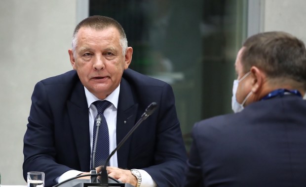 Marian Banaś mówi w Sejmie o wyborach kopertowych, posłowie PiS wychodzą z sali