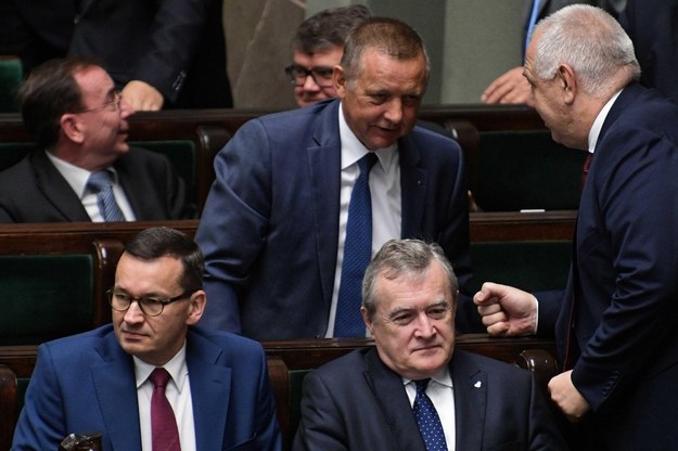 Marian Banaś w Sejmie wśród polityków PiS. Obok m.in. premier Mateusz Morawiecki i minister koordynator ds. specsłużb, szef MSWiA Mariusz Kamiński / 	Marcin Obara  /PAP