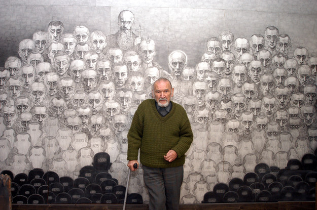 Marian Kołodziej przy jednej ze swoich prac składających się na wystawę "Klisze pamięci. Labirynty" /Jacek Bednarczyk /PAP