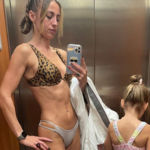 Marianna Schreiber pozuje w kusym stroju kąpielowym z córką w windzie! Internauci bezlitośni 