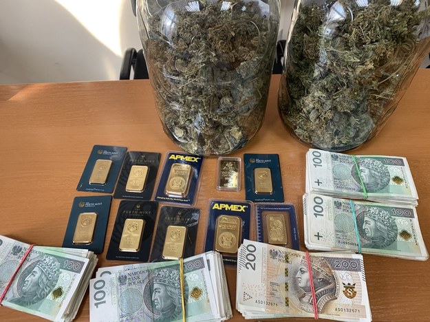 Marihuana, gotówka i sztabki złota zebezpeiczone przez policjantów /KWP Kraków /Policja