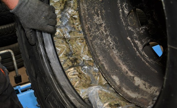 Marihuana przemycana w kołach zapasowych. Zatrzymano 44-latka