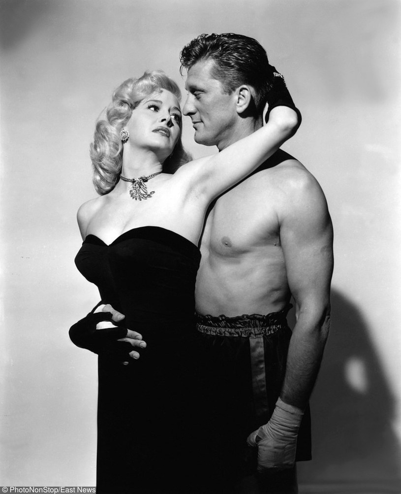 Marilyn Maxwell i Kirk Douglas w filmie "Champion" /PhotoNonStop /East News