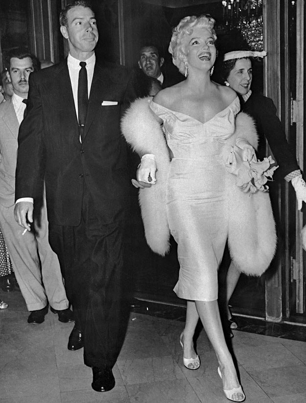 Marilyn Monroe razem ze swym drugim mężem - bejsbolistą Joe DiMaggio /AFP