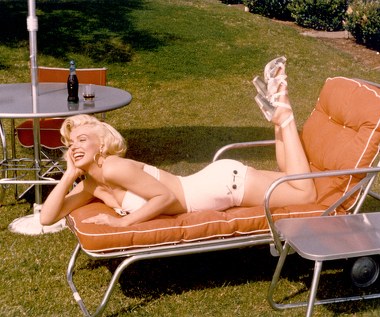 Marilyn Monroe urodziła się 1 czerwca 1926 roku jako Norma Jeane Baker. Zaczynała karierę jako modelka strojów kąpielowych. W 1944 roku po raz pierwszy upomniał się o nią świat filmu. Została zauważona przez szefa studia filmowego RKO. To tam powstał jej pseudonim. Kierownik obsady, Ben Lyon namówił ją, aby za aktorką Marilyn Miller przyjęła imię i dodała do tego nazwisko panieńskie matki - Monroe. Tak narodziła się MM. 