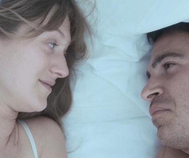 Marin Ireland i Chris Messina w filmie "28 pokoi hotelowych".