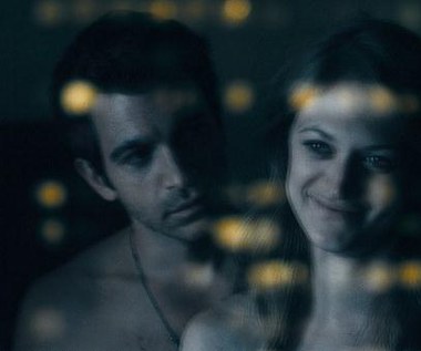 Marin Ireland i Chris Messina w filmie "28 pokoi hotelowych".