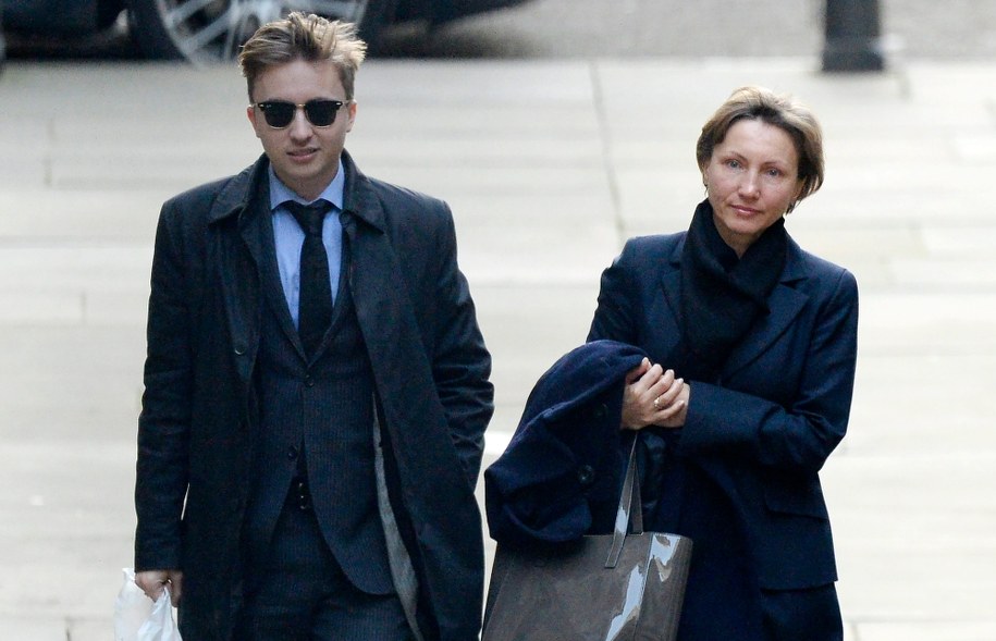 Marina Litwinienko z synem Anatolijem w drodze do sądu /FACUNDO ARRIZABALAGA /PAP/EPA