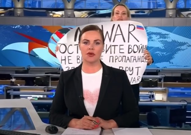 Marina Owsiannikowa pojawiła się z plakatem z tyłu za prowadzącą program /Zrzut ekranu