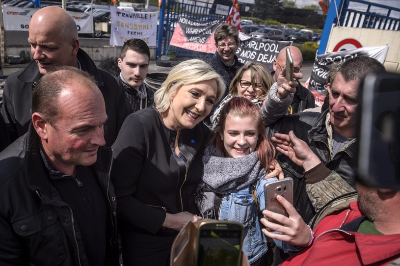 Marine Le Pen robiła sobie m.in. zdjęcia z pracownikami fabryki /PAP/EPA