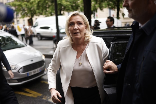 Marine Le Pen w drodze na konferencję prasową /YOAN VALAT  /PAP/EPA