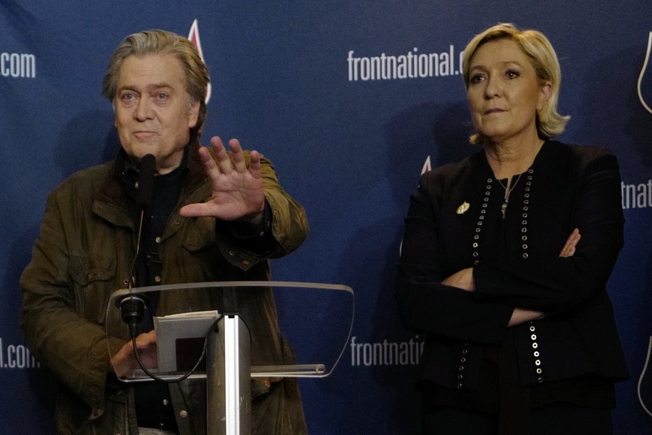 Marine Le Pen wraz ze Steve'em Bannonem /THIBAULT VANDERMERSCH /PAP/EPA