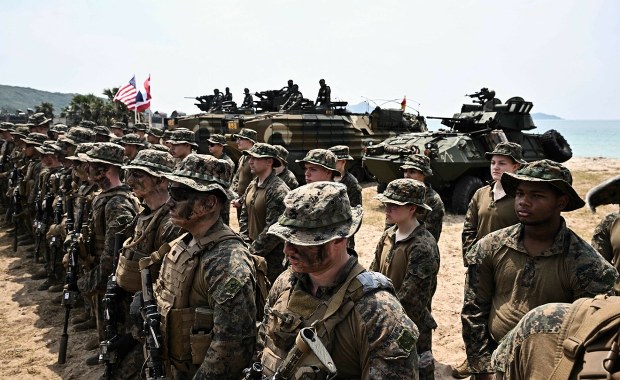 Marines z Okinawy i Delta Force płyną w kierunku Chark. USA chcą bitwy o wszystko