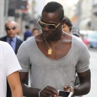 Balotelli posiada drogi telefon komórkowy