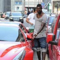 Piłkarz lubi chwalić się swoimi drogimi autami