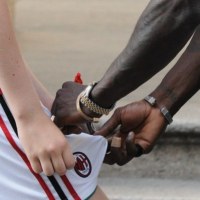 Piłkarz rozdawał także autografy