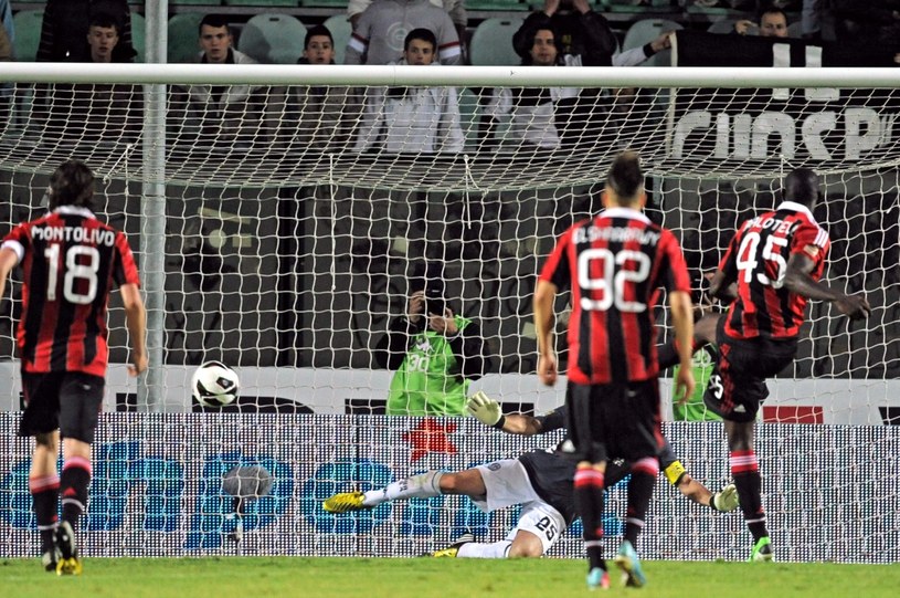 Mario Balotelli strzela gola z rzutu karnego w meczu ze Sieną /PAP/EPA