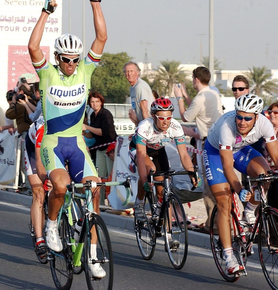 Mario Cipollini celebruje swoje zwycięstwo z 2005 roku /SHAJAHAN (PAP/EPA)  /PAP/EPA
