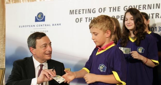 Mario Draghi, prezes EBC podpisuje nowe banknoty euro /PAP