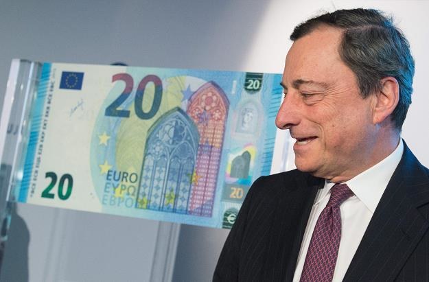 Mario Draghi, prezes EBC, prezentuje nowy banknot 20 euro /EPA