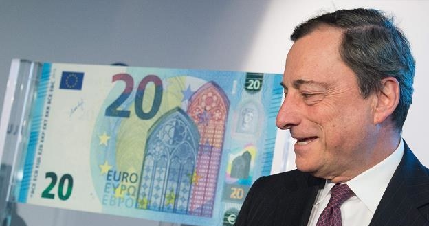 Mario Draghi, prezes EBC, prezentuje nowy banknot 20 euro /EPA