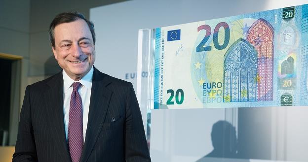 Mario Draghi, prezes EBC, prezentuje nowy banknot 20 euro /EPA