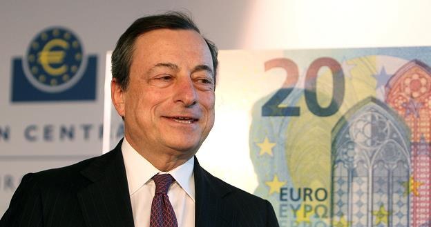 Mario Draghi, prezes EBC, prezentuje nowy banknot 20 euro /AFP
