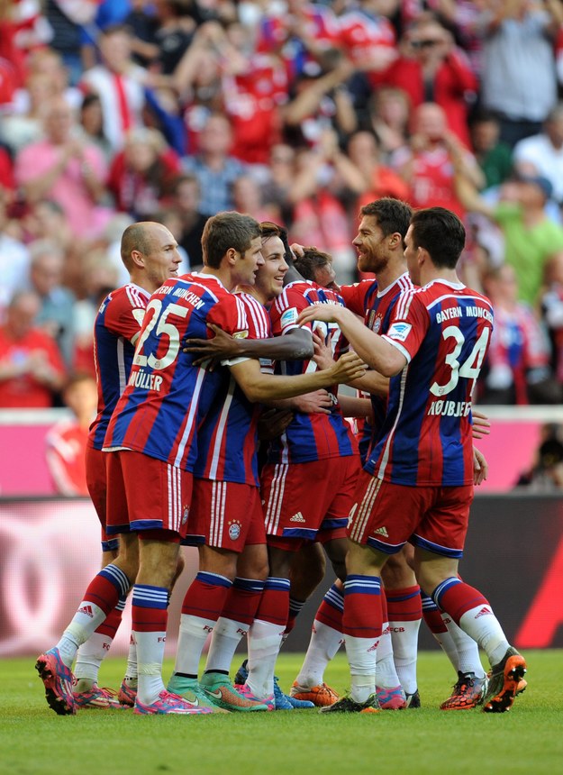 Mario Goetze (trzeci z lewej) i jego koledzy z Bayernu cieszą się z gola w meczu z Werderem Brema /Tobias Hase /PAP/EPA