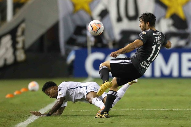 Mario Santos z brazylijskiego Santos i Ivan Torres z paragwajskiej Olimpii w meczu Copa Libertadores /Guilherme Dionizio/POOL /PAP/EPA