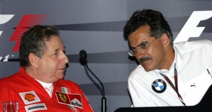 Mario Thiessen (z prawej) liczy na bardzo dobry start kierowców BMW Sauber /AFP