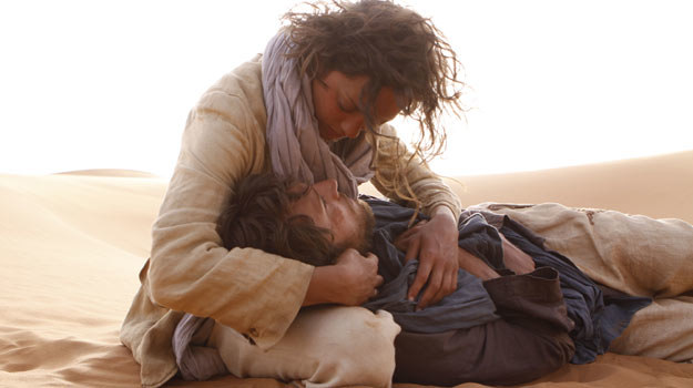 Marion Cotillard i Guillaume Canet w scenie z filmu "Niebo nad Saharą" /materiały dystrybutora