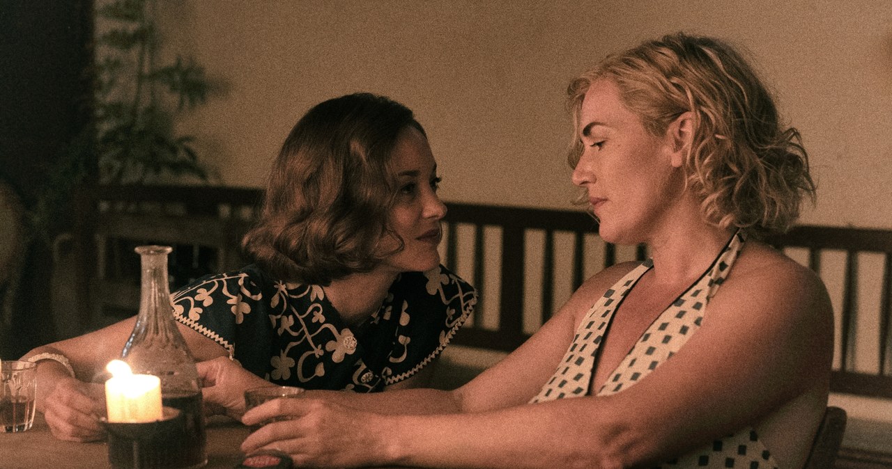 Marion Cotillard i Kate Winslet w filmie "Lee. Na własne oczy" /Monolith Films /materiały prasowe