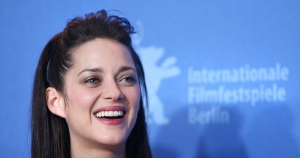 Marion Cotillard na konferencji prasowej w dniu otwarcia Berlinale /AFP