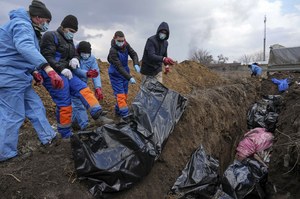 Mariupol: Brakuje wody, ludzie piją z kałuż. Już ponad 1200 ofiar