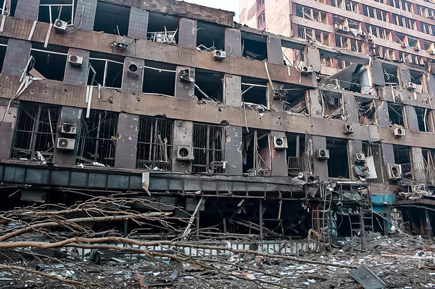 Mariupol: Budynek zniszczony w rosyjskim ostrzale /Newscom /PAP