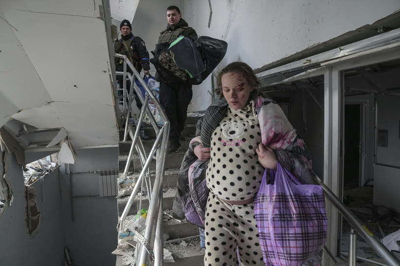 Mariupol. Marianna ucieka z atakowanego szpitala pediatrycznego /AP/Associated Press/East News /East News