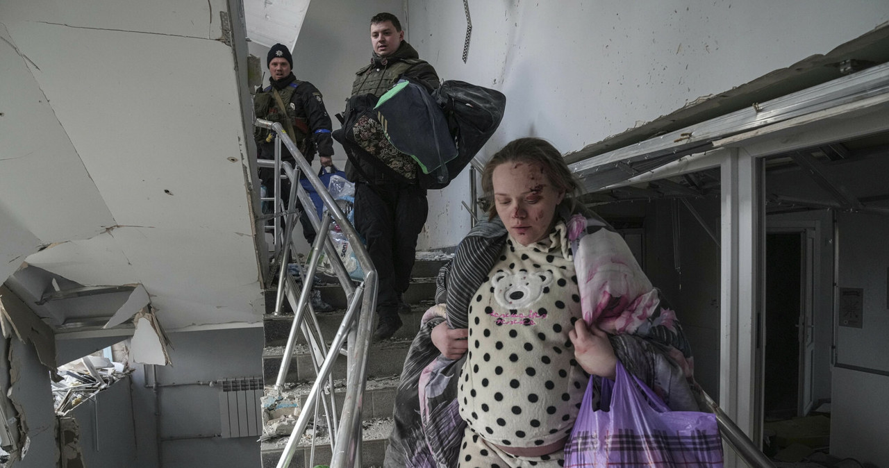 Mariupol. Marianna ucieka z atakowanego szpitala pediatrycznego /AP/Associated Press/East News /East News