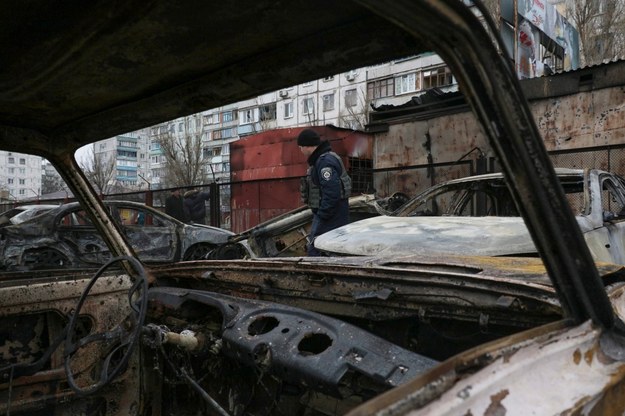 Mariupol. Samochody zniszczone w bombardowaniu /SERGEY VAGANOV /PAP/EPA