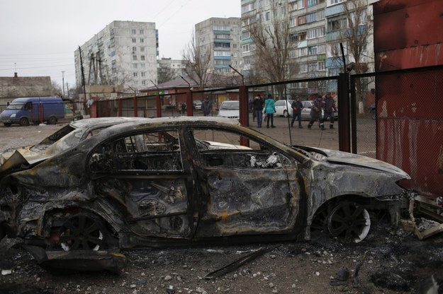 Mariupol. Samochody zniszczone w bombardowaniu /ANASTASIA VLASOVA /PAP/EPA
