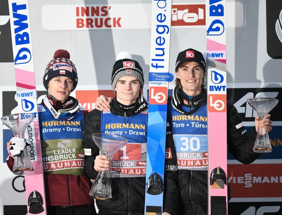 Marius Lindvik, Dawid Kubacki i Daniel Andre Tande /CHRISTIAN BRUNA /PAP/EPA