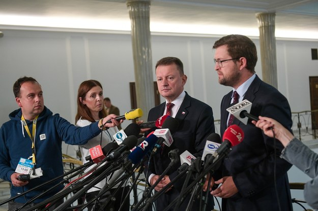 Mariusz Błaszczak (2P) i Andrzej Śliwka (P) podczas konferencji w Sejmie / 	Marcin Obara  /PAP