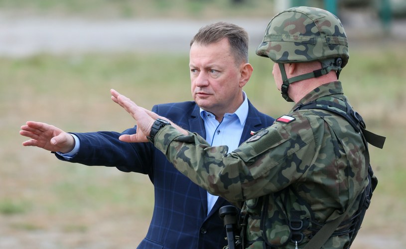 Mariusz Błaszczak, były już minister obrony narodowej, jedną ze swoich ostatnich decyzji podniósł stawki, jakie żołnierze zawodowi otrzymują z racji dodatkowych zajęć /Wojciech Olkuśnik /East News