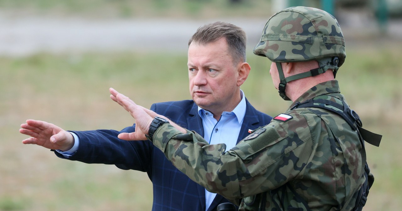 Mariusz Błaszczak, były już minister obrony narodowej, jedną ze swoich ostatnich decyzji podniósł stawki, jakie żołnierze zawodowi otrzymują z racji dodatkowych zajęć /Wojciech Olkuśnik /East News